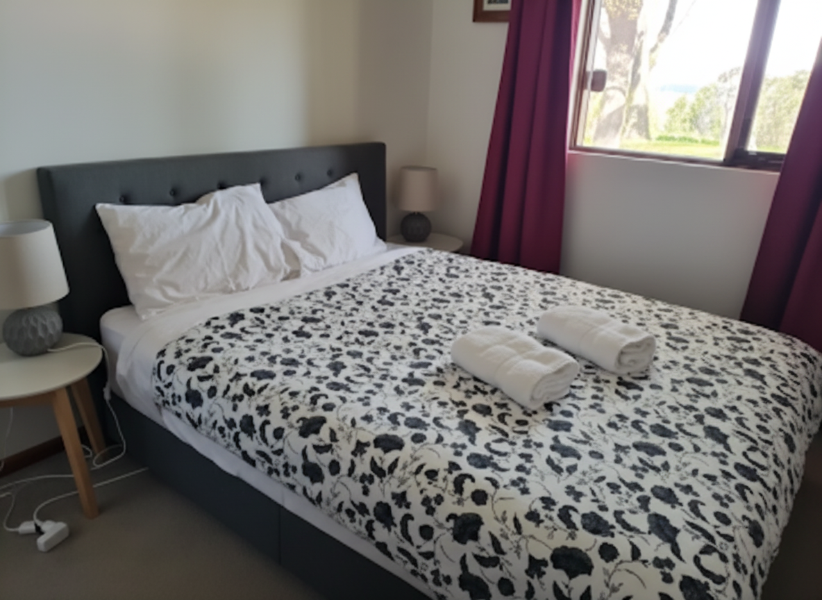 Bedroom 1 – Queen bed